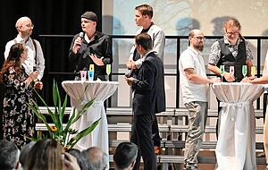 Dass das Internat eine lange Geschichte hat, wird anhand eines kleinen Schauspiels aufgezeigt, in dem in die Rolle von ehemaligen Sch&uuml;lern und Lehrern geschl&uuml;pft wird. Einige Lehrer spielten auch sich selbst.