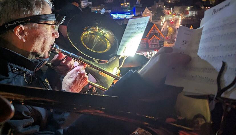 Der eisige Wind bescherte den Bl&auml;sern dieses Jahr klamme Finger. Pfarrer J&ouml;rg H&uuml;bner lie&szlig; es sich trotzdem nicht nehmen, erstmals selbst mitzuspielen.