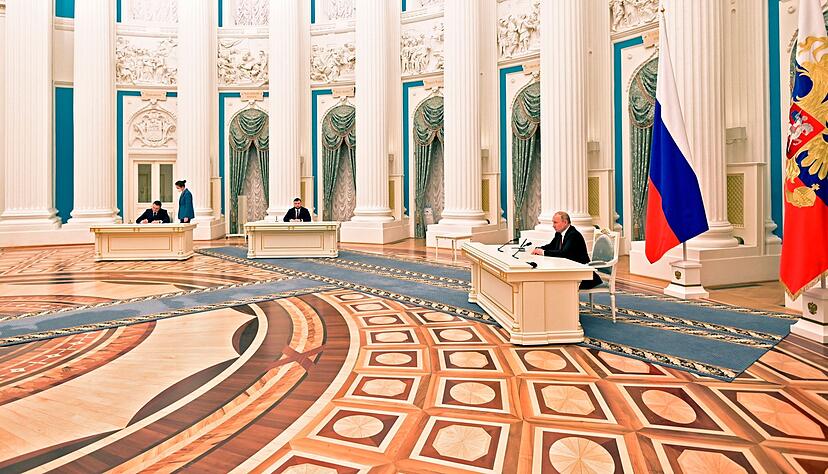 Wladimir Putin unterzeichnet ein Dekret zur Anerkennung der Unabhängigkeit der Separatistengebiete in der Ostukraine.