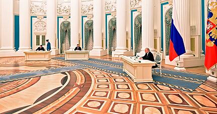 Wladimir Putin unterzeichnet ein Dekret zur Anerkennung der Unabhängigkeit der Separatistengebiete in der Ostukraine.