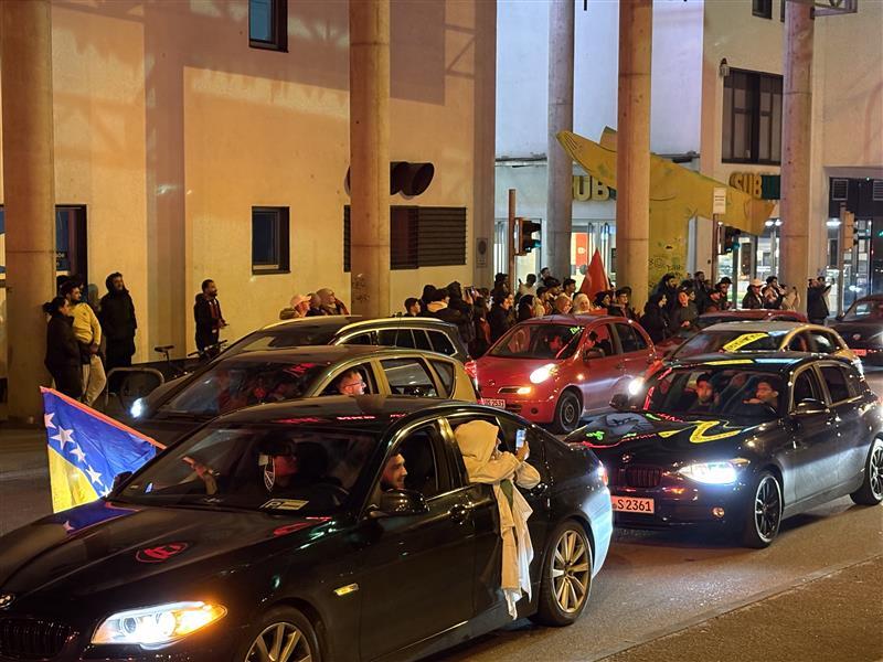 Bosnische und t&uuml;rkische Fans starteten kurz nach Abpfiff der Spiele einen Autokorso.