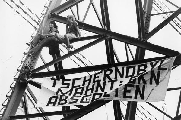 5.9.1987:Zwei Aktivisten des Bündnisses "Gewalt-und Schwindelfrei" besetzen nach Revision des Neckarwestheimer Kernkraftwerks einen Strommasten. In 15 Meter Höhe bringen sie Transparente an:"Ein Supergau ist genug" und "Tschernobyl mahnt: GKN abschalten".  Foto: HSt-Archiv