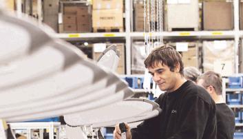 Viel Handarbeit ist nötig, um einen Flugzeugsitz zu montieren.
