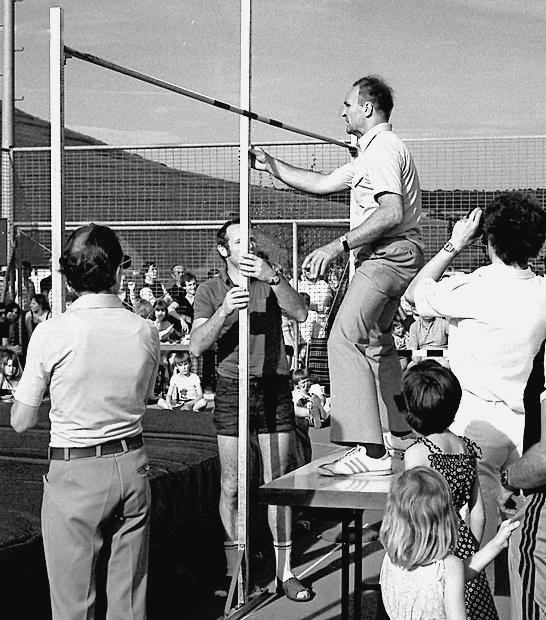 Legendär: Otto Koppenhöfer beim Ausmessen der Höhe 1979.