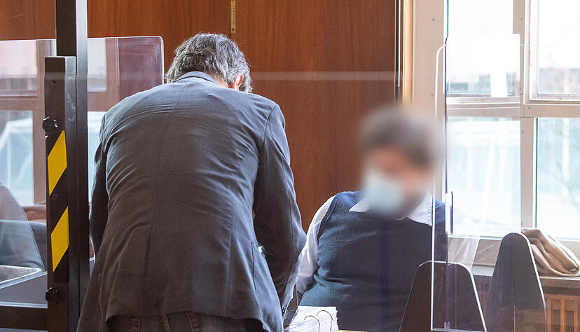 Der Angeklagte spricht während des Prozessauftakts vor dem Landgericht Stuttgart nach einem Überfall auf einen Altgoldtransporter im Jahr 2009 mit seinem Verteidiger. Gemeinsam mit sechs Komplizen soll er einen Altgoldtransport ausgeraubt haben - getarnt als Steuerfahnder und Polizisten.  Foto: dpa Der Angeklagte spricht während des Prozessauftakts vor dem Landgericht Stuttgart nach einem Überfall auf einen Altgoldtransporter im Jahr 2009 mit seinem Verteidiger. Gemeinsam mit sechs Komplizen soll er einen Altgoldtransport ausgeraubt haben - getarnt als Steuerfahnder und Polizisten.  Foto: dpa