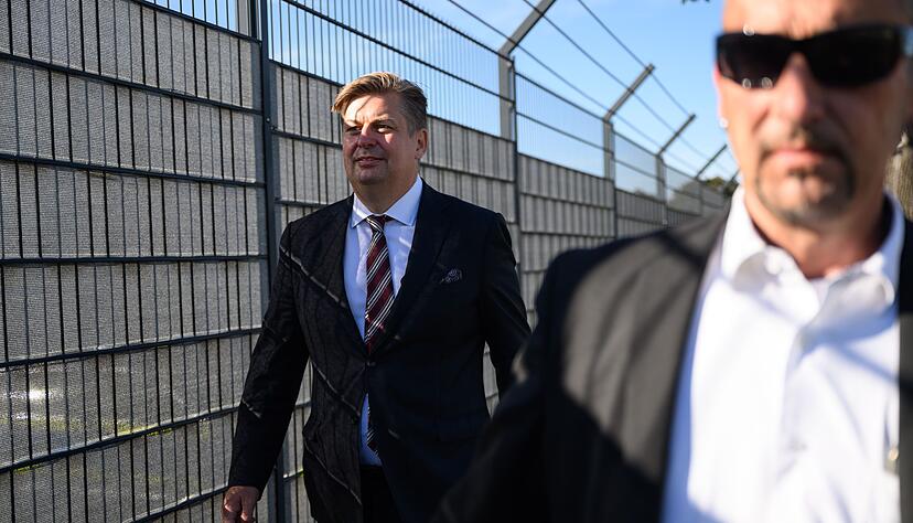 Der Bundestagsabgeordnete Maximilian Krah (AfD) sagte im Prozess gegen seinen ehemaligen Mitarbeiter als Zeuge aus. Der Bundestagsabgeordnete Maximilian Krah (AfD) sagte im Prozess gegen seinen ehemaligen Mitarbeiter als Zeuge aus.