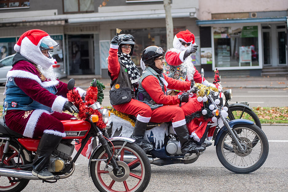 Auf knatternden Mofas setzen die Nikoläuse ein starkes Zeichen für Solidarität. Auf knatternden Mofas setzen die Nikoläuse ein starkes Zeichen für Solidarität.