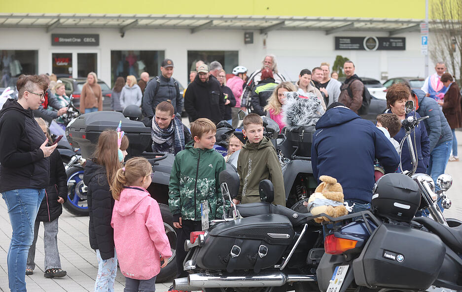 Auf dem Parkplatz des Einkaufszentrums in M&ouml;ckm&uuml;hl ist durch die Osterhasen-Aktion einiges los.
