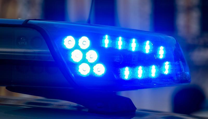 Ein Blaulicht der Polizei leuchtet auf. Ein Blaulicht der Polizei leuchtet auf.