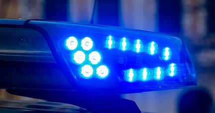 Ein Blaulicht der Polizei leuchtet auf.