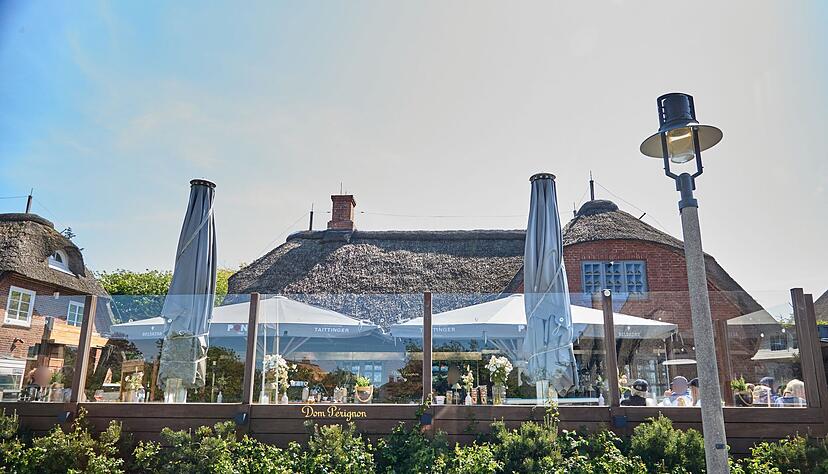 Ermittlungen nach rassistischen Parolen auf Sylt: Das Verhalten eines Arbeitnehmers im privaten Lebensbereich steht grunds&auml;tzlich au&szlig;erhalb der Einflusssph&auml;re des Arbeitgebers.