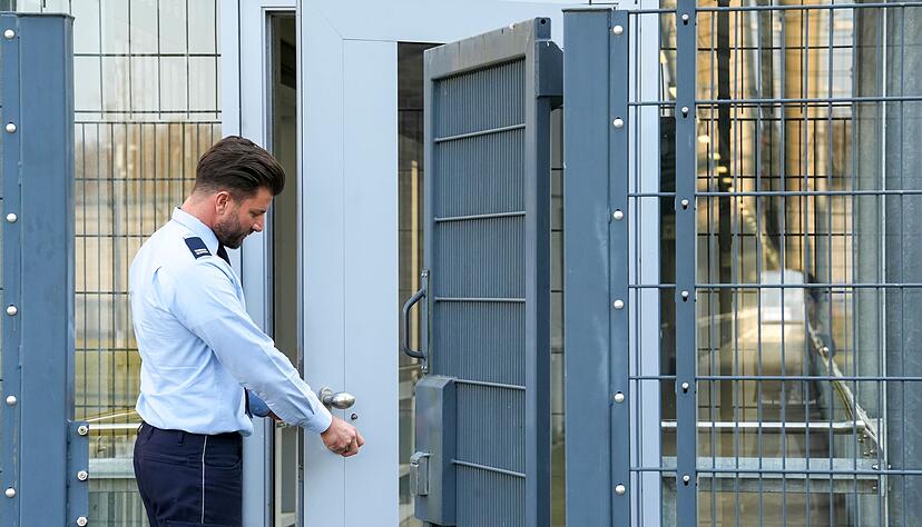 Bei Kontrollgängen prüfen Beamte im Justizvollzug wie Marcel El-Damen, ob die Gefangenen Sicherheits- und Verhaltensvorschriften einhalten. Bei Kontrollgängen prüfen Beamte im Justizvollzug wie Marcel El-Damen, ob die Gefangenen Sicherheits- und Verhaltensvorschriften einhalten.