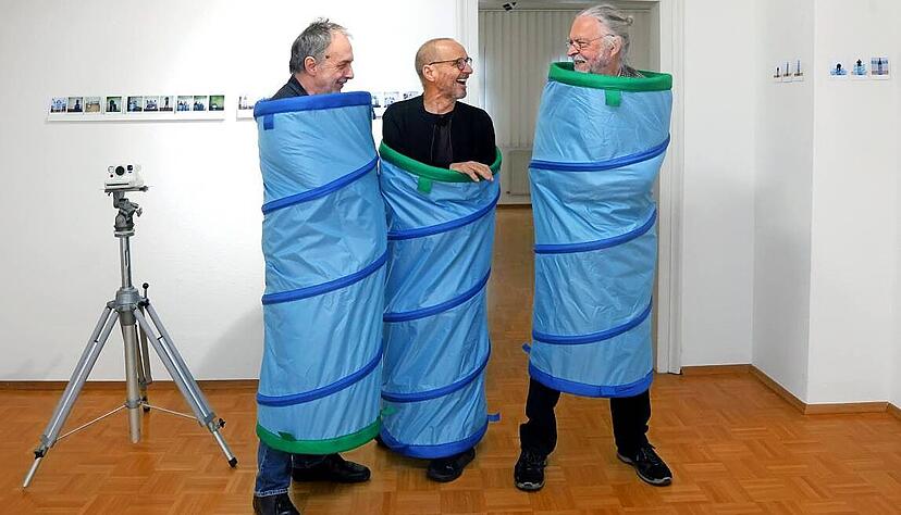 Mit Witz und Geist: Das Künstlertrio BMP stellt Pläne vor für Installationen im Außenbereich des Museums Altes Rathaus in Leingarten. Und schlüpft dafür in einen Kommunikationsschlauch: Karl May (links), Uli Peter und Detlef Bräuer.