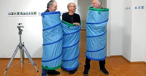 Mit Witz und Geist: Das Künstlertrio BMP stellt Pläne vor für Installationen im Außenbereich des Museums Altes Rathaus in Leingarten. Und schlüpft dafür in einen Kommunikationsschlauch: Karl May (links), Uli Peter und Detlef Bräuer.