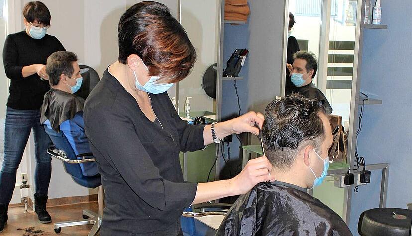 Alle H&auml;nde voll zu tun hatten am Montag landauf und landab die Friseure, so auch Daniela Betz (links) und Nicole Zurr von n-haircrew in &Ouml;hringen.