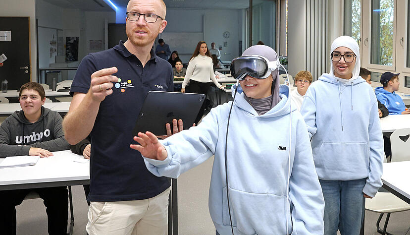 Franz-Binder-Verbundschule Neckarsulm: Sch&uuml;ler in Neckarsulm werden Digital-Profis. S&uuml;meyye Emeci (links) und Layan Saymeh-Hawasli testen eine spezielle Brille.