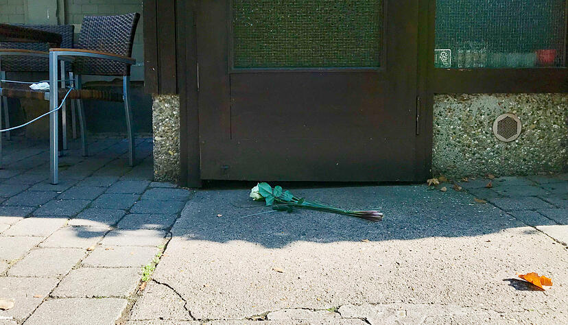 Vor dem Wirtshaus in der Wollhausstraße wurden Blumen abgelegt. Foto: Hoffmann