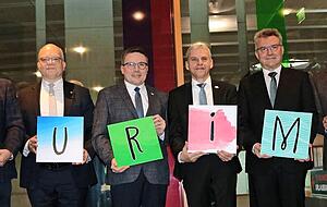 Die kommunalen Partner pr&auml;sentieren den Namen (v.l.): Daniel Bullinger (TG Hohenlohe + Schw&auml;bisch Hall), Martin Wolff (TG Kraichgau-Stromberg), Norbert Heuser (TG Heilbronner Land), Christoph Schauder (TG Liebliches Taubertal), Staatssekret&auml;r Patrick Rapp, Achim Br&ouml;tel (TG Odenwald), Stefan Dallinger (Rhein-Neckar-Kreis), Gotthard Wirth (TG Hohenlohe).
Foto: Reichert