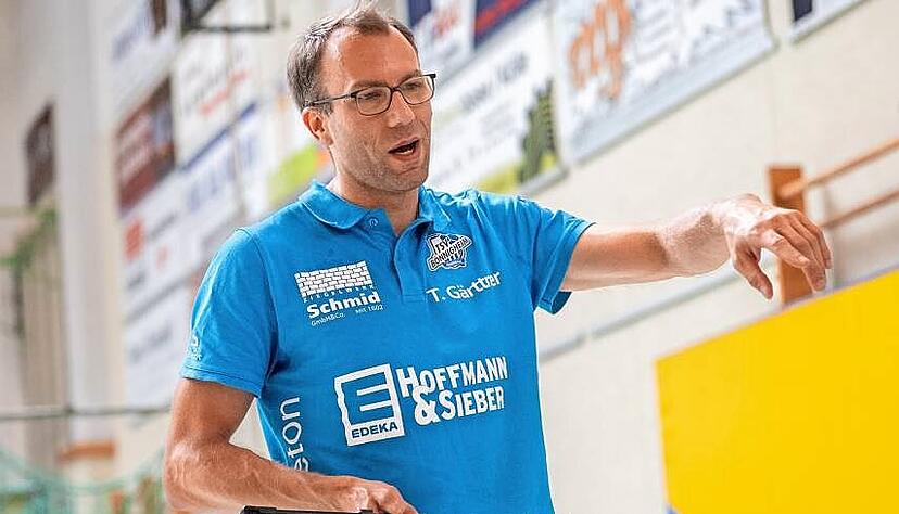 Tobias G&auml;rttner musste taktisch einfallsreich werden, da ihm nur drei R&uuml;ckraumspielerinnen zur Verf&uuml;gung standen.