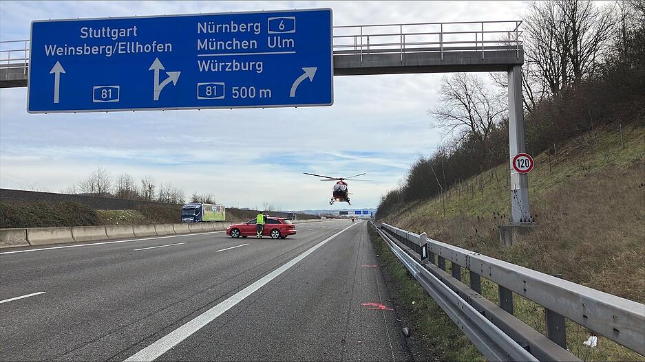 Keine Autos, dafür ein Rettungshubschrauber: Auf der A6 ist ein Fahrer nach einem Unfall schwer verletzt. Keine Autos, dafür ein Rettungshubschrauber: Auf der A6 ist ein Fahrer nach einem Unfall schwer verletzt.