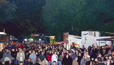 Menschenmassen pilgern jedes Jahr zum Böckinger Seefest: An die 10 000 Besucher kommen bei trockenem Wetter zum Auftaktabend, den Mittwoch vor Fronleichnam.Fotos: Dittmar Dirks