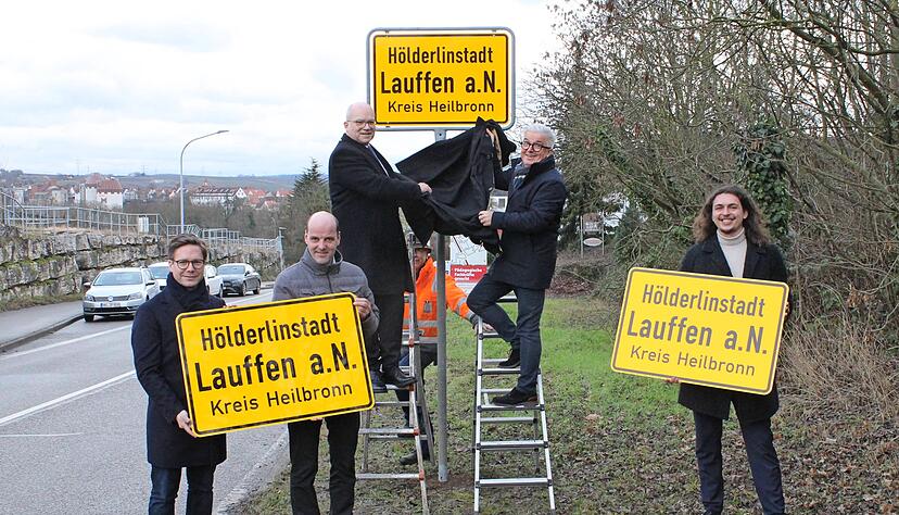 Die neuen Ortsschilder präsentierten − auf den Leitern − Landrat Norbert Heuser (l.) und Bürgermeister Klaus-Peter Waldenberger, sowie die Abgeordneten Fabian Gramling (v. l.), Georg Heitlinger und Erwin Köhler.
Foto: Friedhelm Römer Die neuen Ortsschilder präsentierten − auf den Leitern − Landrat Norbert Heuser (l.) und Bürgermeister Klaus-Peter Waldenberger, sowie die Abgeordneten Fabian Gramling (v. l.), Georg Heitlinger und Erwin Köhler.
Foto: Friedhelm Römer