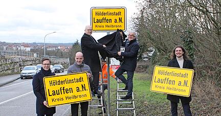 Die neuen Ortsschilder präsentierten &minus; auf den Leitern &minus; Landrat Norbert Heuser (l.) und Bürgermeister Klaus-Peter Waldenberger, sowie die Abgeordneten Fabian Gramling (v. l.), Georg Heitlinger und Erwin Köhler.
Foto: Friedhelm Römer