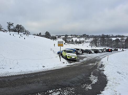 Am Schlittenbuckel beim Friedhof in Wüstenrot-Busch ist einiges los. Am Schlittenbuckel beim Friedhof in Wüstenrot-Busch ist einiges los.