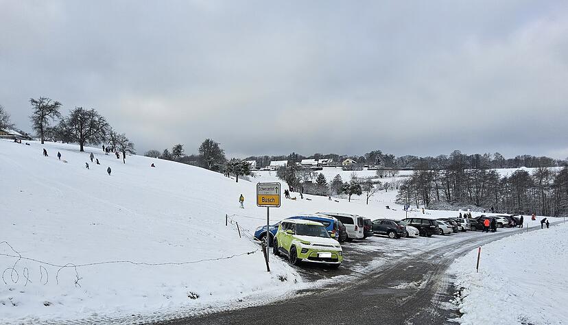 Am Schlittenbuckel beim Friedhof in W&uuml;stenrot-Busch herrscht am Sonntag, 11. Januar, reger Betrieb.
