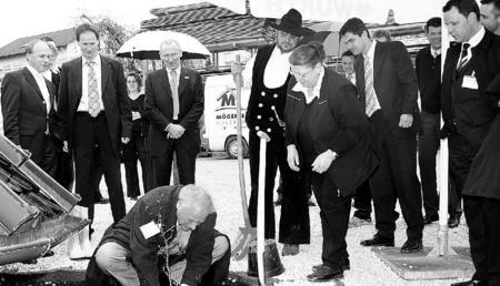 Reinhold W&uuml;rth belie&szlig; es nicht bei einem symbolischen Spatenstich, sondern er packte kr&auml;ftig an und setzte selbst den Baum. Rechts mit Hut Martin M&ouml;gerle von Holzbau M&ouml;gerle in Gaisbach. (Foto: Henry Doll)