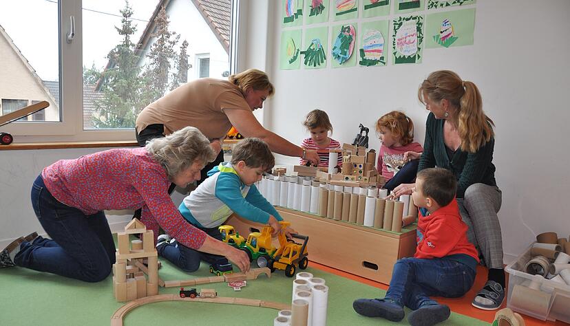 Claudia Braun, Corinna Küstner und Kati-Annett Trinkner (von links) betreuen die Ganztagskinder des Schnakennests in den Spielgruppen am Nachmittag.
Foto: Kostner Claudia Braun, Corinna Küstner und Kati-Annett Trinkner (von links) betreuen die Ganztagskinder des Schnakennests in den Spielgruppen am Nachmittag.
Foto: Kostner