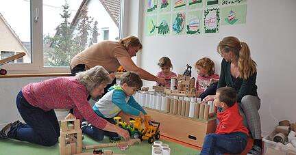 Claudia Braun, Corinna Küstner und Kati-Annett Trinkner (von links) betreuen die Ganztagskinder des Schnakennests in den Spielgruppen am Nachmittag.
Foto: Kostner Claudia Braun, Corinna Küstner und Kati-Annett Trinkner (von links) betreuen die Ganztagskinder des Schnakennests in den Spielgruppen am Nachmittag.
Foto: Kostner