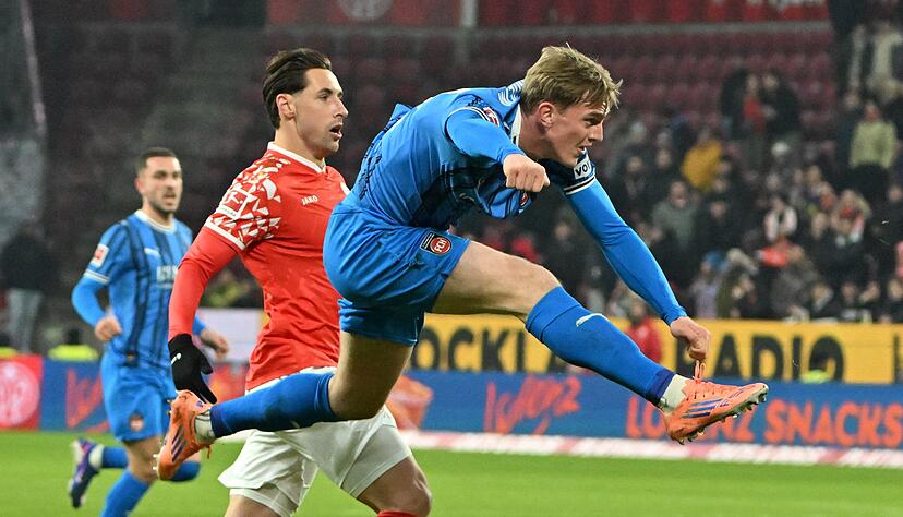 Mikkel kaufmann schie&szlig;t am Mainzer Tor vorbei.