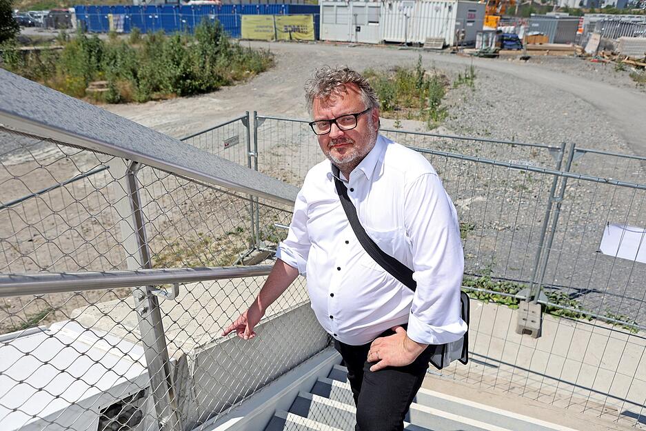 Juni 2023: Baubürgermeister Andreas Ringle zeigt auf den Stützpfeiler mit Mängeln. Die Brücke soll ab September begehbar sein. Juni 2023: Baubürgermeister Andreas Ringle zeigt auf den Stützpfeiler mit Mängeln. Die Brücke soll ab September begehbar sein.