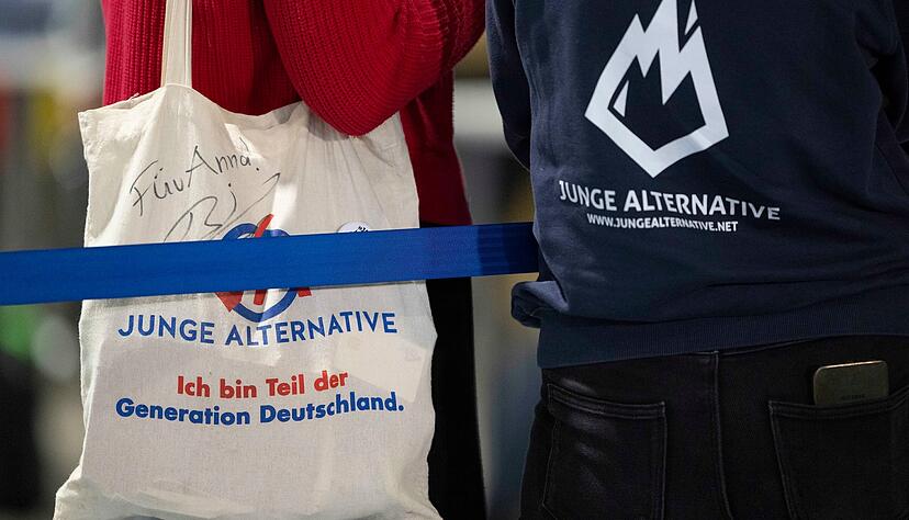 Auf dem Bundesparteitag in Riesa hat die AfD beschlossen, ihre Jugendorganisation "Junge Alternative" neu zu formieren. Auf dem Bundesparteitag in Riesa hat die AfD beschlossen, ihre Jugendorganisation "Junge Alternative" neu zu formieren.