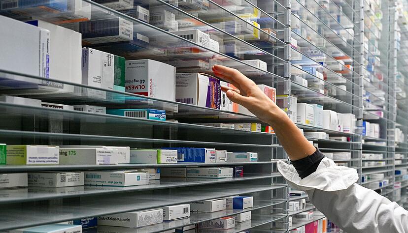 Wer Arzneimittel kauft, könnte nach einem neuen Vorschlag mehr zahlen müssen. Wer Arzneimittel kauft, könnte nach einem neuen Vorschlag mehr zahlen müssen.