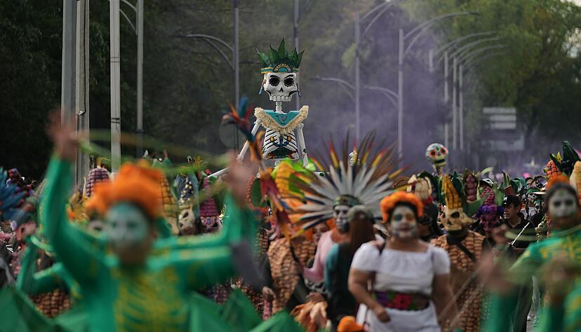 Mehr als 8.000 Darsteller zogen durch die Stra&szlig;en.