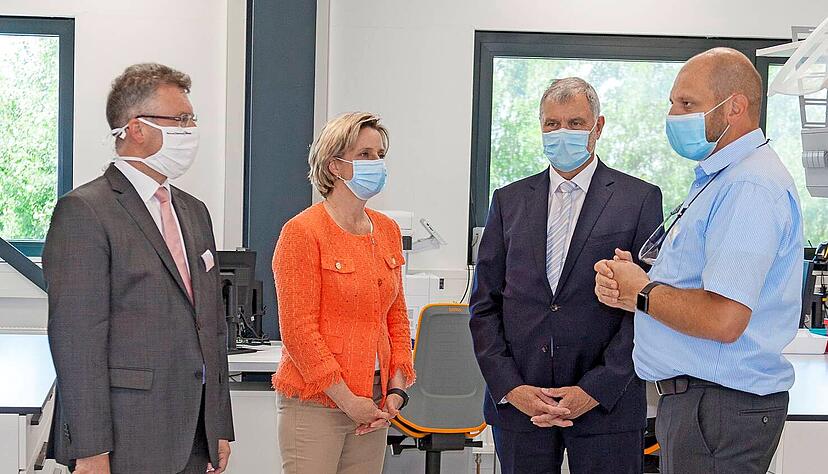 Nicole Hoffmeister-Kraut lie&szlig; sich bei Mann & Schr&ouml;der die Labore zeigen &minus; auf dem gesamten Werksgel&auml;nde herrschte Maskenpflicht.
Foto: Mann & Schr&ouml;der