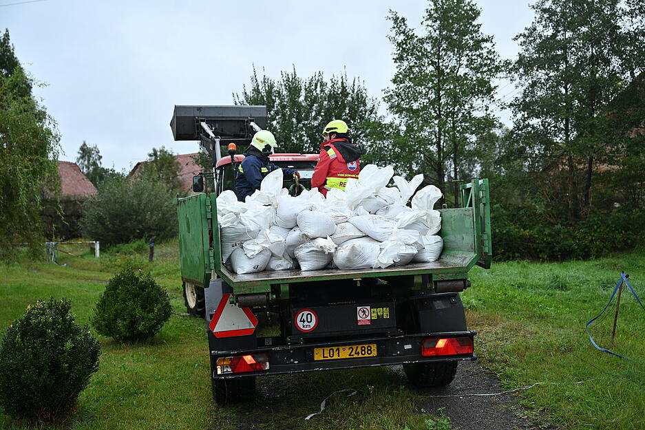 Feuerwehrleute sind wegen des Hochwassers in der Region Liberec im&nbsp;Einsatz.