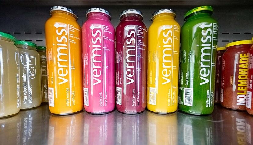 «Vermisst» steht groß auf den Smoothie-Flaschen von True Fruits - auf der Rückseite wird mit Fotos nach zwei seit Jahren vermissten Personen gesucht. «Vermisst» steht groß auf den Smoothie-Flaschen von True Fruits - auf der Rückseite wird mit Fotos nach zwei seit Jahren vermissten Personen gesucht.