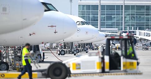 Aufgrund des Krieges im Iran k&ouml;nnte Kerosin w&auml;hrend der nahenden Urlaubs-Hochsaison knapp werden.