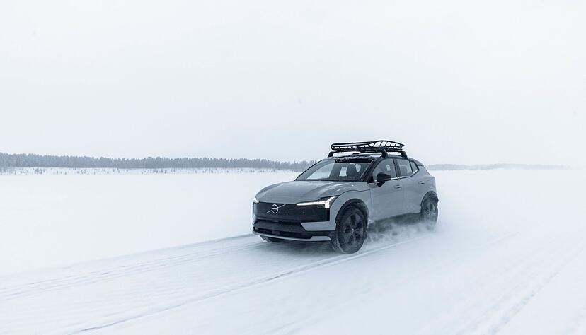 Volvo bringt den EX30 Cross Country ab dem sp&auml;ten Fr&uuml;hjahr mit erh&ouml;hter Bodenfreiheit und markanten Anbauteilen im Offroad-Look auf den Markt.