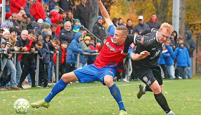 Im letzten Heimspiel gegen den SSV Reutlingen stemmten sich die Hollenbacher um Kapitän Sebastian Schiek (links) erfolgreich gegen die drohende Niederlage und drehten ein 0:2 noch.
Foto: Schmerbeck Im letzten Heimspiel gegen den SSV Reutlingen stemmten sich die Hollenbacher um Kapitän Sebastian Schiek (links) erfolgreich gegen die drohende Niederlage und drehten ein 0:2 noch.
Foto: Schmerbeck