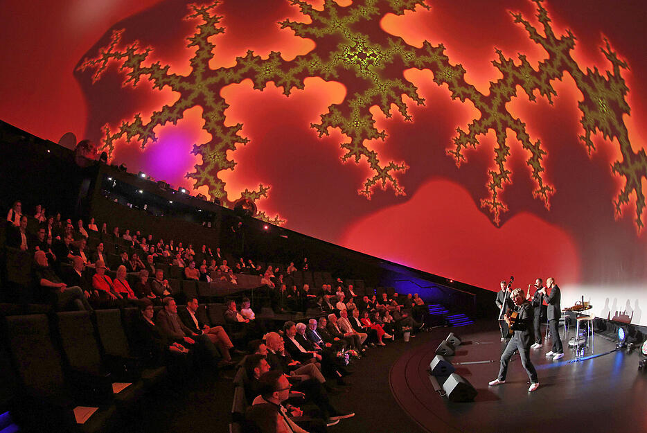 Einzigartige Kulisse: Der Festakt zu 40 Jahre Sporthilfe Unterland Heilbronn-Hohenlohe fand am Freitagabend im Science Dome der Heilbronner Experimenta statt. Einzigartige Kulisse: Der Festakt zu 40 Jahre Sporthilfe Unterland Heilbronn-Hohenlohe fand am Freitagabend im Science Dome der Heilbronner Experimenta statt.