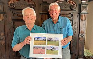 Armin (links) und Hartmut Wieland am Mittwoch in Bad Wimpfen. Sie zeigen Fotos, die sie in ihren Namibia-Urlauben gemacht haben.