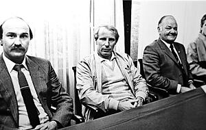 Alfred Finkbeiner (Zweiter von rechts) in den 1980er Jahren mit den damaligen DFB-Trainern (von links) Horst Köppel, Berti Vogts und Erich Ribbeck.