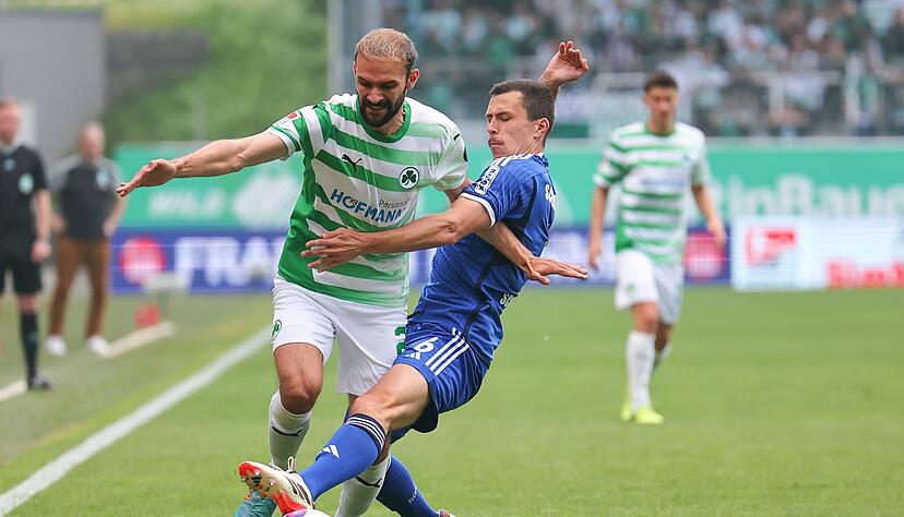 Zweikampf am Sportpark Ronhof: Simon Asta (l.) und Schalkes Ron Schallenberg im Duell.