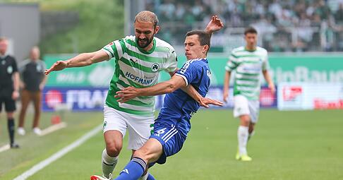 Zweikampf am Sportpark Ronhof: Simon Asta (l.) und Schalkes Ron Schallenberg im Duell.
