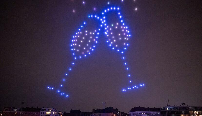 Drohnen zeichneten vergangenes Jahr unterschiedlichste Motive in den dunklen Himmel. (Archivbild)