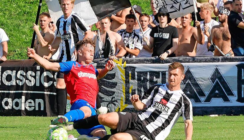 Luke Knapp (links) wirft sich in den Zweikampf. Der Einsatz auf Seiten des FSV Hollenbach gegen den VfR Aalen stimmte. Am Ende setzte sich der Tabellenführer aber mit 4:2 durch.
Foto: Marc Schmerbeck